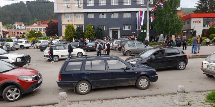 Serbët bllokojnë objektin e komunës, kryetarit të Zubin Potokut s’i lejohet hyrja