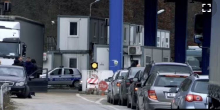 Qarkullimi i veturave nga Serbia për në Kosovë vazhdon me kontrolle të shtuara