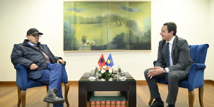 Kurti pret në takim Kadarenë, diskutojnë për historinë dhe letërsinë shqipe