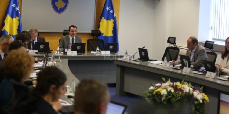Euronews: Vizat, ndër sanksionet ndaj Kosovës nëse Kurti s’u bindet SHBA-së e BE-së