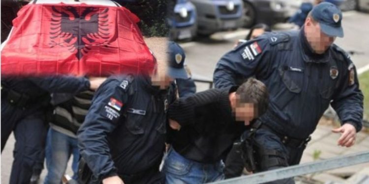 Tronditëse, Serbia po e mban në burg shqiptarin për shkak të flamurit kuqezi që kishte në veturë