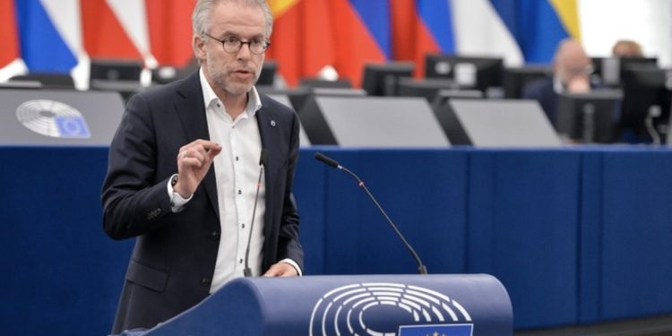 Eurodeputeti Reuten i reagon Lajçakut: Pse po i bëhet thirrje vetëm Kosovës?