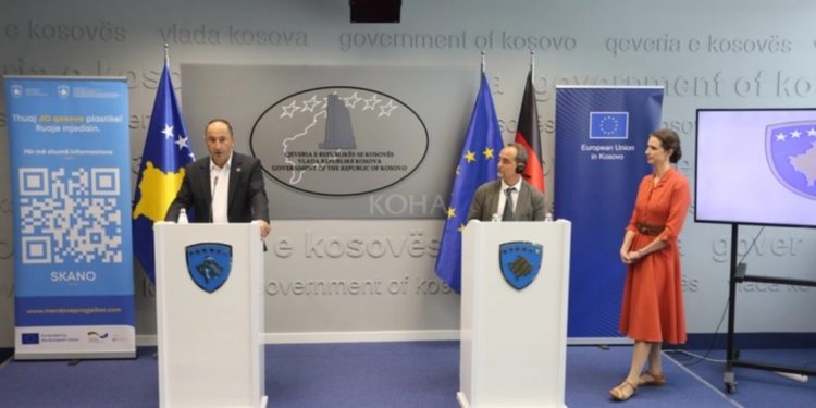 Ndalohet përdorimi i disa llojeve të qeseve të plastikës, disa bëhen me pagesë