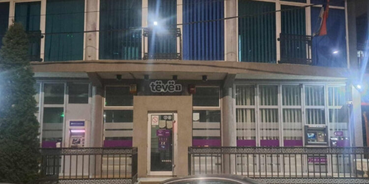 Largohet baneri i Bankës Komerciale në Mitrovicën Veriore