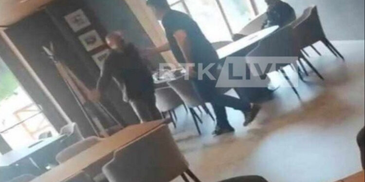 Video brutale: Radoiçiq grushton ish-kryetarin ilegal të Mitrovicës së Veriut – e rrëzon përtoke