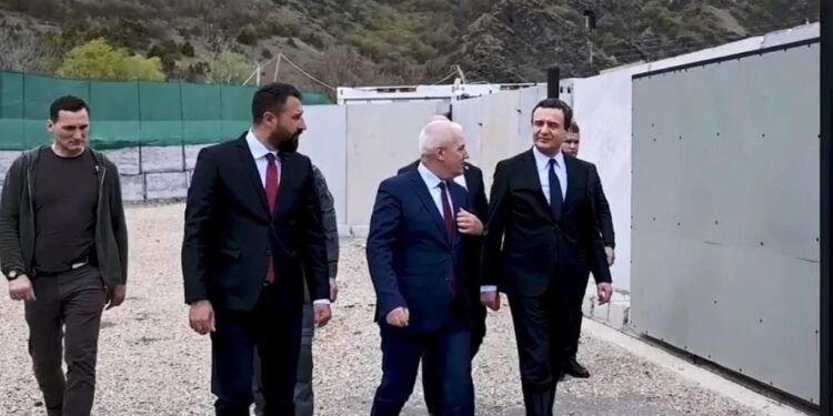 Kurti: Familjet po dukeshin të lumtura për shtëpitë e tyre të reja në lagjen Kroi i Vitakut