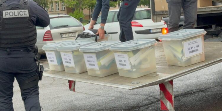 Dy persona u penguan gjatë votimit në Mitrovicë të veriut, rasti denoncohet në polici