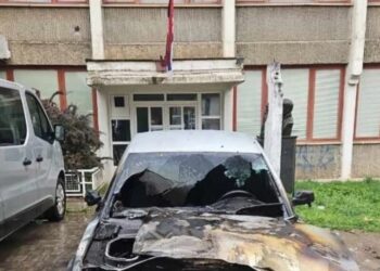 Digjet një veturë në veri