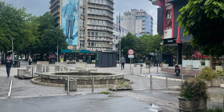 Mëngjesi me shi, kështu do të mbajë moti sot gjatë ditës