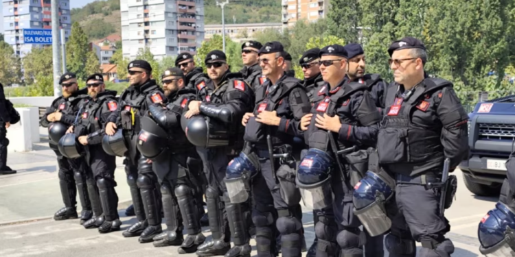 Forcat e shtuara në urën e Ibrit, deklarohet KFOR: Janë pjesë e një trajnimi, po e monitorojmë situatën