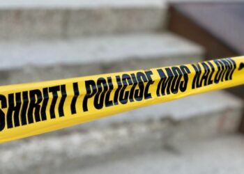 E dhimbshme në Mitrovicë: Djali e gjen pa shenja jete babain e tij, trupi i viktimës dërgohet për obduksion