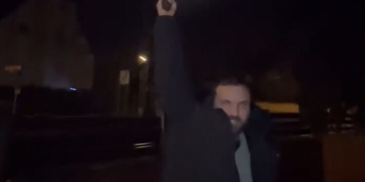 Simpatizanti nga Gjermania gjuan me dy armë për “respekt ndaj Albin Kurtit”