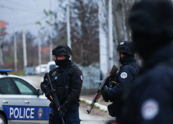 Policia gjen armë e municione në tri lokacione në veri