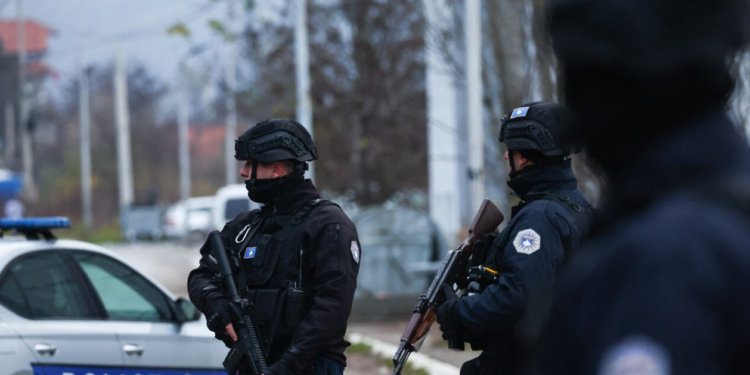 Policia gjen armë e municione në tri lokacione në veri