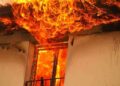 Përfshihet nga flakët një shtëpi në Mitrovicë, zjarri shkatërron dy kate